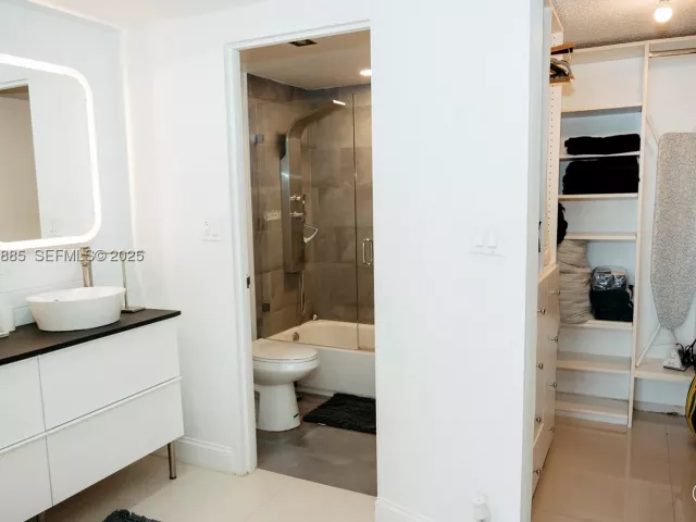 2-bedroom condo for rent in Hollywood - 3725 S Ocean Dr 1019 - MondialRealty