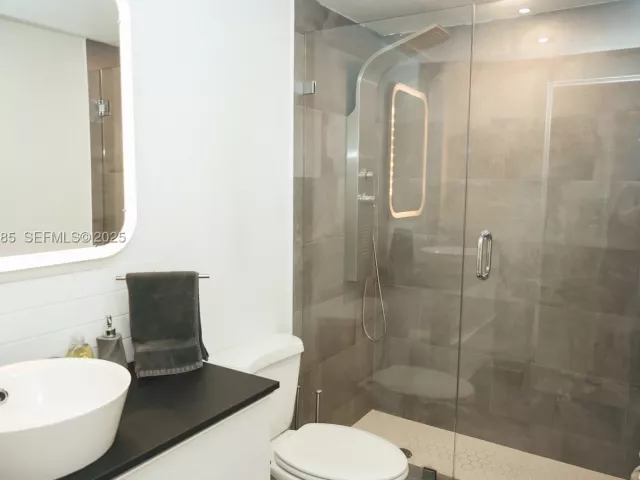 2-bedroom condo for rent in Hollywood - 3725 S Ocean Dr 1019 - MondialRealty