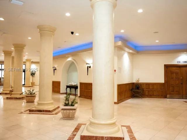 2-bedroom condo for rent in Hollywood - 3725 S Ocean Dr 1019 - MondialRealty