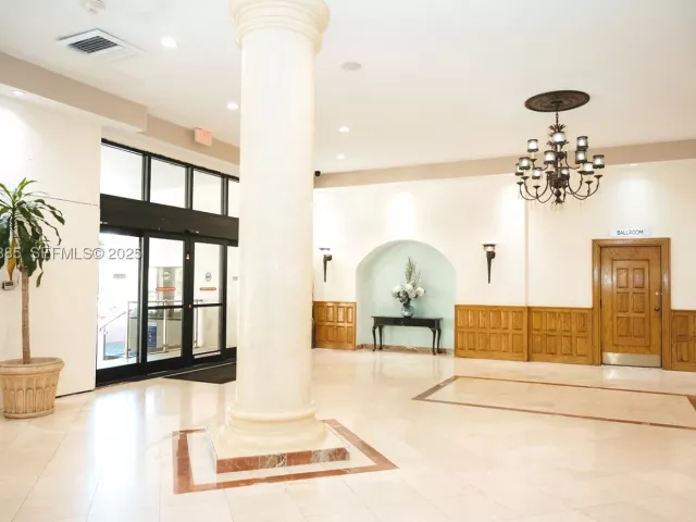 2-bedroom condo for rent in Hollywood - 3725 S Ocean Dr 1019 - MondialRealty