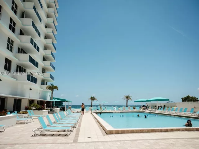 2-bedroom condo for rent in Hollywood - 3725 S Ocean Dr 1019 - MondialRealty