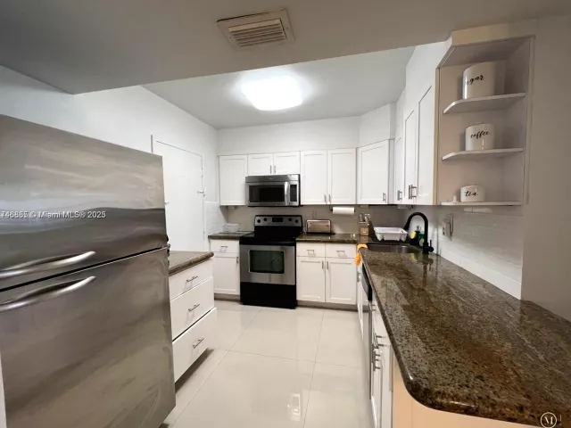 2-bedroom condo for rent in Hollywood - 3725 S Ocean Dr 1019 - MondialRealty