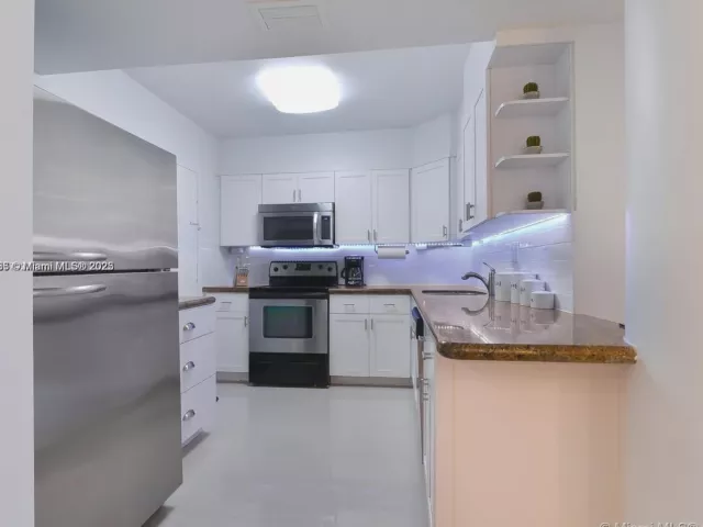 2-bedroom condo for rent in Hollywood - 3725 S Ocean Dr 1019 - MondialRealty