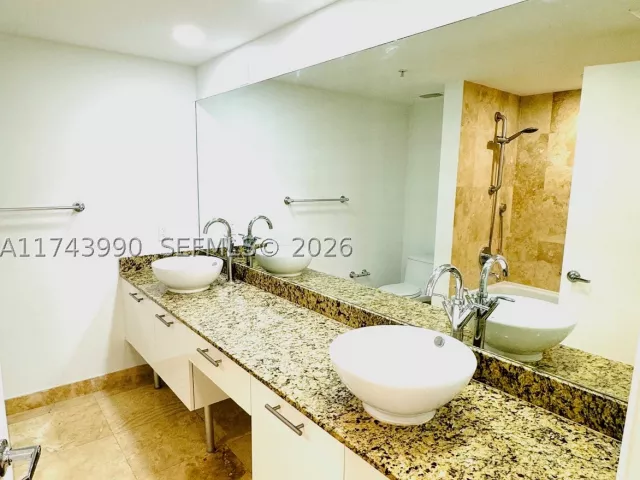 2-bedroom condo for sale in Miami - 41 SE 5th St 808 - MondialRealty