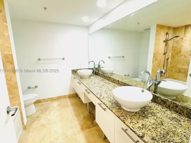 2-bedroom condo for sale in Miami - 41 SE 5th St 808 - MondialRealty