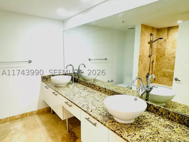 2-bedroom condo for sale in Miami - 41 SE 5th St 808 - MondialRealty