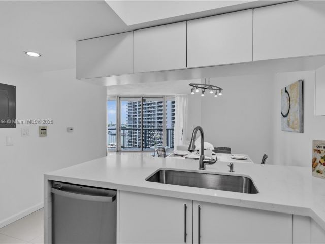 Apartment for sale  Unit #1602 - photo 5651991