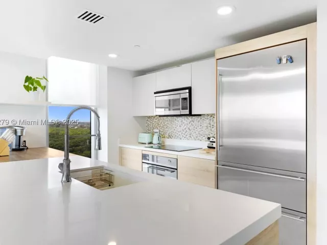 3-bedroom condo for sale in North Miami Beach - 16385 Biscayne Blvd 1221 - MondialRealty