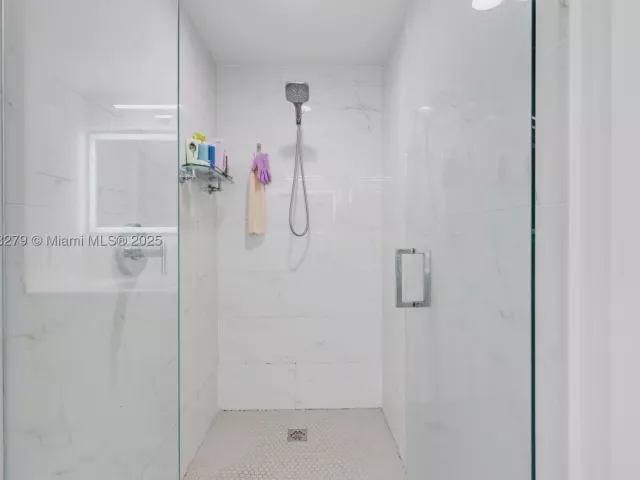3-bedroom condo for sale in North Miami Beach - 16385 Biscayne Blvd 1221 - MondialRealty