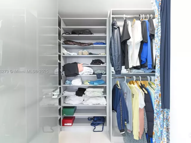 3-bedroom condo for sale in North Miami Beach - 16385 Biscayne Blvd 1221 - MondialRealty