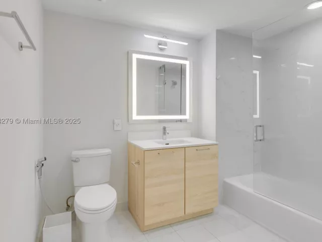 3-bedroom condo for sale in North Miami Beach - 16385 Biscayne Blvd 1221 - MondialRealty