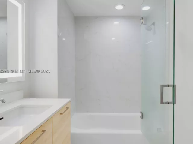 3-bedroom condo for sale in North Miami Beach - 16385 Biscayne Blvd 1221 - MondialRealty