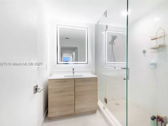 3-bedroom condo for sale in North Miami Beach - 16385 Biscayne Blvd 1221 - MondialRealty
