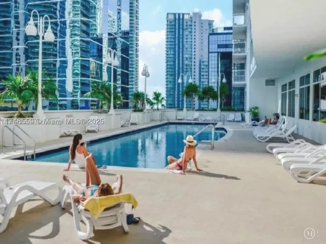 3-bedroom condo for sale in Miami - 1200 Brickell Bay Dr 3924 - MondialRealty