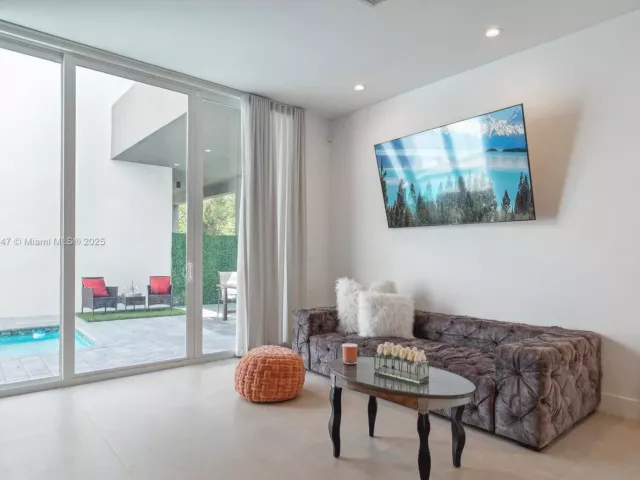 3-bedroom home for rent in Miami - 3580 SW 23rd St 3580 - MondialRealty