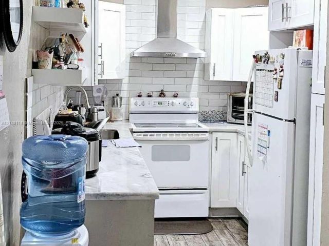 Home for sale at 3015 SW 24th Ter - photo 5831512