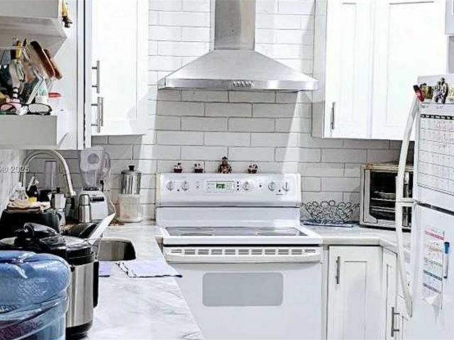 Home for sale at 3015 SW 24th Ter - photo 5831513