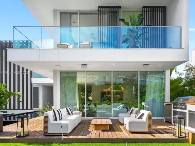 4-bedroom home for sale in Miami Beach - 810 W 47th Ct - The Ritz Carlton Miami Beach - MondialRealty