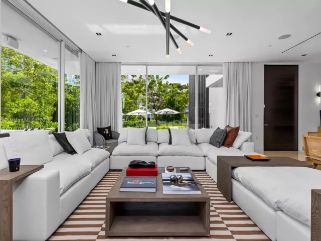 4-bedroom home for sale in Miami Beach - 810 W 47th Ct - The Ritz Carlton Miami Beach - MondialRealty
