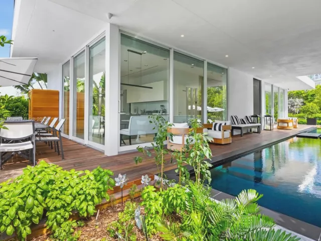 4-bedroom home for sale in Miami Beach - 810 W 47th Ct - The Ritz Carlton Miami Beach - MondialRealty