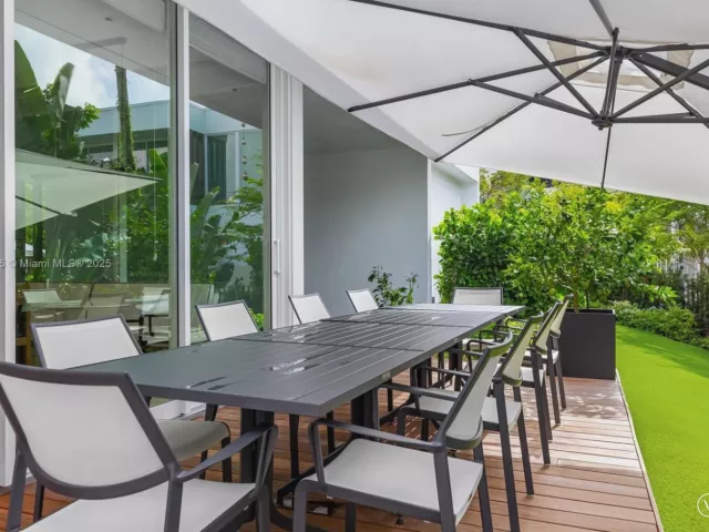 4-bedroom home for sale in Miami Beach - 810 W 47th Ct - The Ritz Carlton Miami Beach - MondialRealty