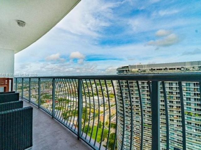 1-bedroom condo for sale in Miami - 1750 N Bayshore Dr 5505 - MondialRealty
