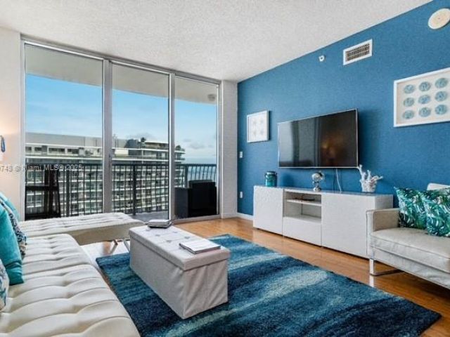 1-bedroom condo for sale in Miami - 1750 N Bayshore Dr 5505 - MondialRealty