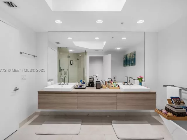 2-bedroom condo for sale in North Miami Beach - 17111 Biscayne Blvd 2001 - MondialRealty