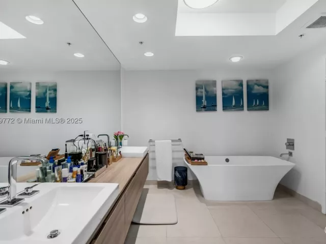 2-bedroom condo for sale in North Miami Beach - 17111 Biscayne Blvd 2001 - MondialRealty