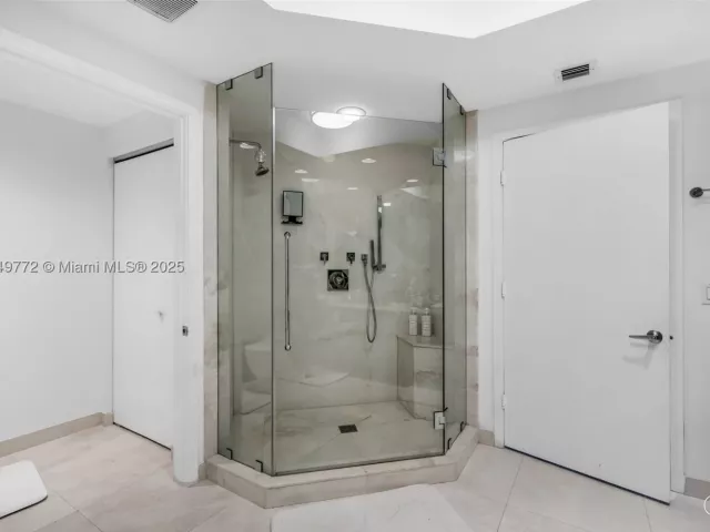 2-bedroom condo for sale in North Miami Beach - 17111 Biscayne Blvd 2001 - MondialRealty