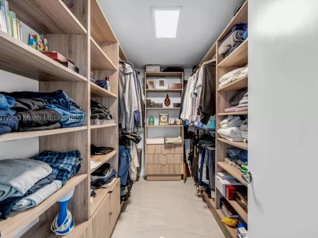 2-bedroom condo for sale in North Miami Beach - 17111 Biscayne Blvd 2001 - MondialRealty