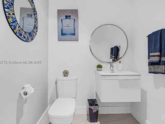 2-bedroom condo for sale in North Miami Beach - 17111 Biscayne Blvd 2001 - MondialRealty