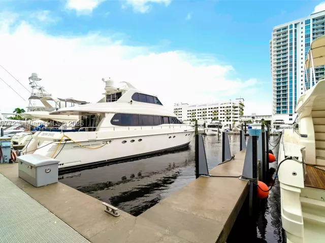 2-bedroom condo for sale in North Miami Beach - 17111 Biscayne Blvd 2001 - MondialRealty