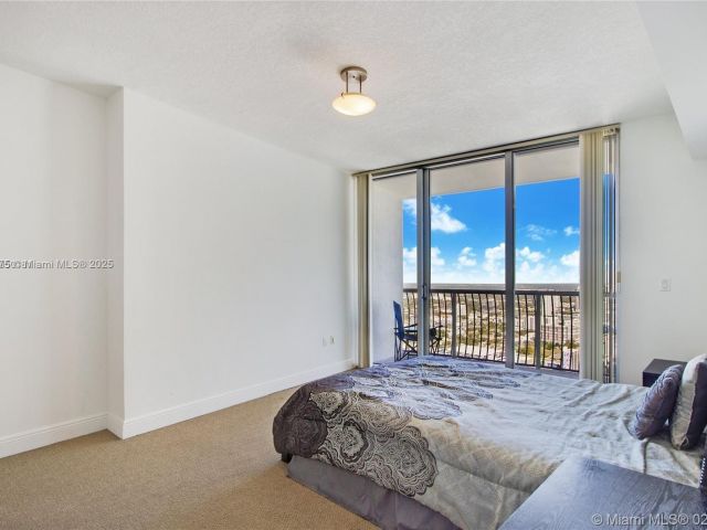 1-bedroom condo for sale in Miami - 1750 N Bayshore Dr 4609 - MondialRealty