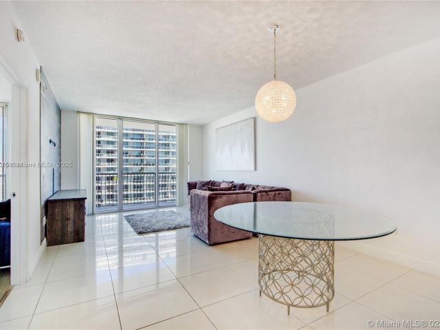 1-bedroom condo for sale in Miami - 1750 N Bayshore Dr 4609 - MondialRealty