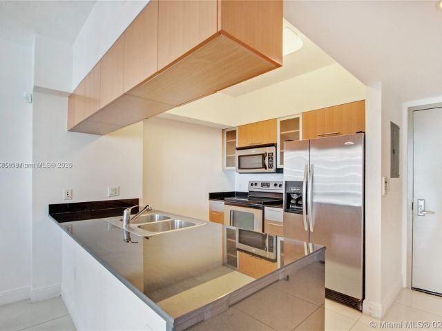 1-bedroom condo for sale in Miami - 1750 N Bayshore Dr 4609 - MondialRealty