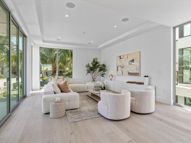 Home for sale at 1070 Del Harbour Drive - photo 5757467