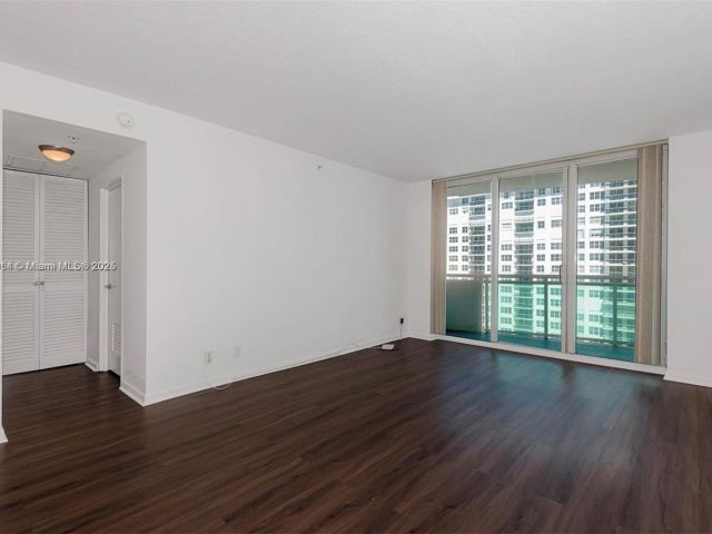 Apartment for sale  Unit #1001 - photo 5630749