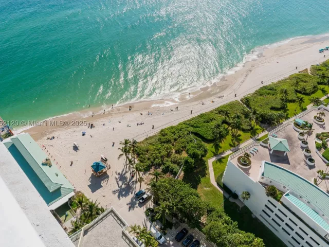 1-bedroom condo for sale in Sunny Isles Beach - 16699 Collins Ave 3010 - MondialRealty