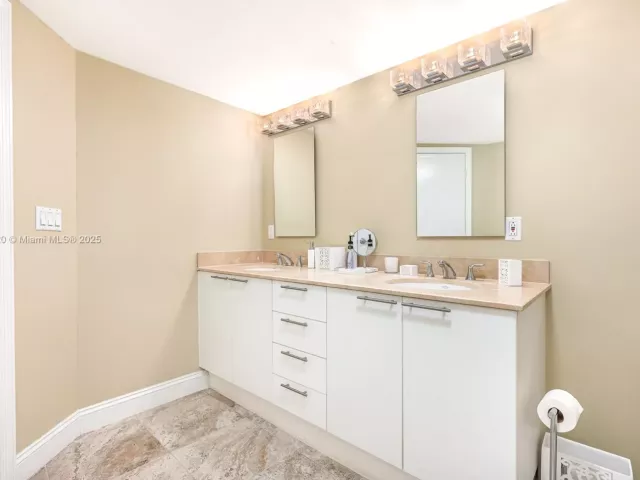 1-bedroom condo for sale in Sunny Isles Beach - 16699 Collins Ave 3010 - MondialRealty