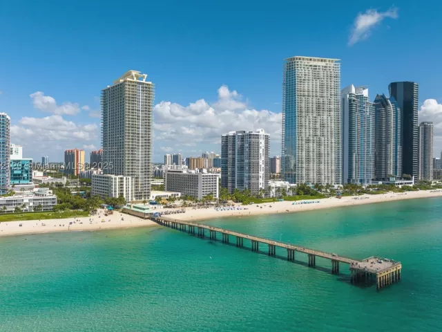 1-bedroom condo for sale in Sunny Isles Beach - 16699 Collins Ave 3010 - MondialRealty