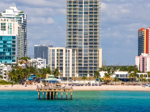 1-bedroom condo for sale in Sunny Isles Beach - 16699 Collins Ave 3010 - MondialRealty