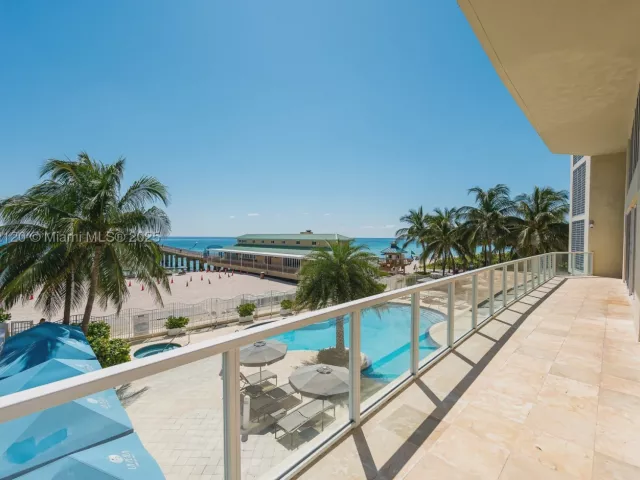 1-bedroom condo for sale in Sunny Isles Beach - 16699 Collins Ave 3010 - MondialRealty