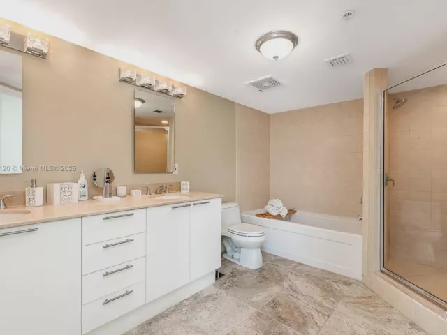 1-bedroom condo for sale in Sunny Isles Beach - 16699 Collins Ave 3010 - MondialRealty