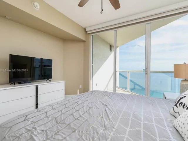 1-bedroom condo for sale in Sunny Isles Beach - 16699 Collins Ave 3010 - MondialRealty