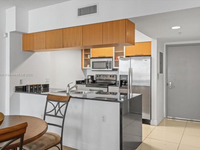 1-bedroom condo for sale in Miami - 1750 N Bayshore Dr 4809 - MondialRealty