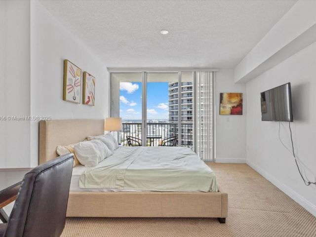 1-bedroom condo for sale in Miami - 1750 N Bayshore Dr 4809 - MondialRealty