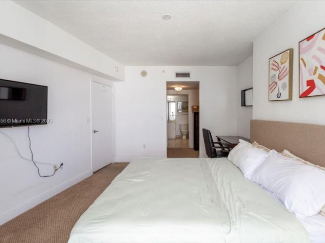 1-bedroom condo for sale in Miami - 1750 N Bayshore Dr 4809 - MondialRealty