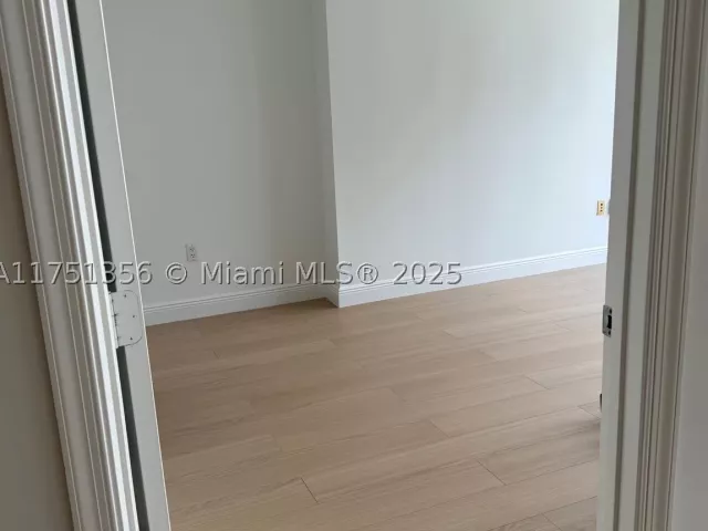 1-bedroom condo for sale in Miami - 1750 N Bayshore Dr 4809 - MondialRealty