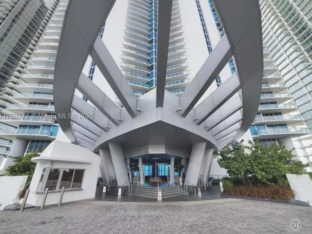 4-bedroom condo for sale in Sunny Isles Beach - 17001 Collins Ave 4705 - MondialRealty